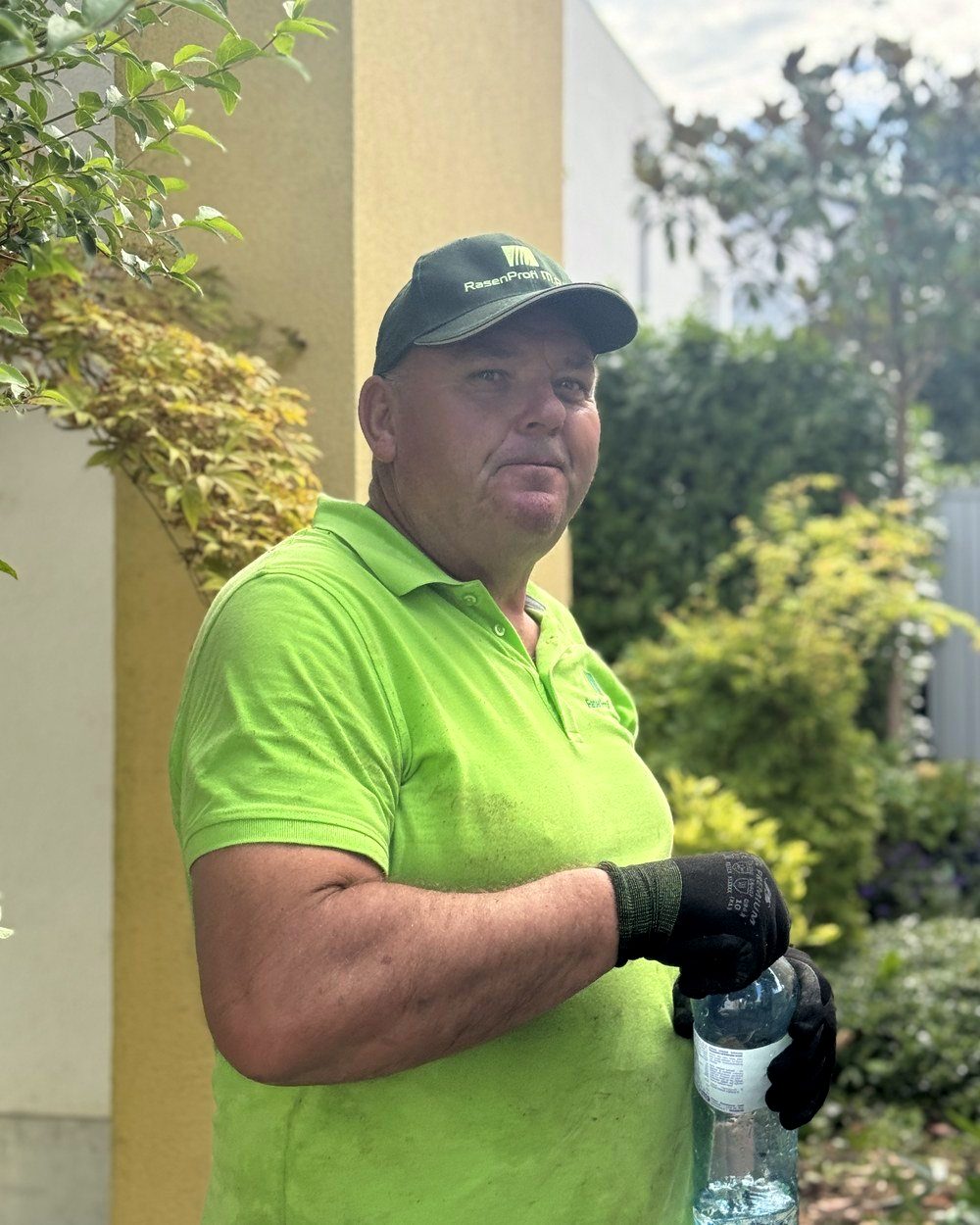 Gärtner von DerPflanzenProfi bei der Pflanzenpflege im Garten
