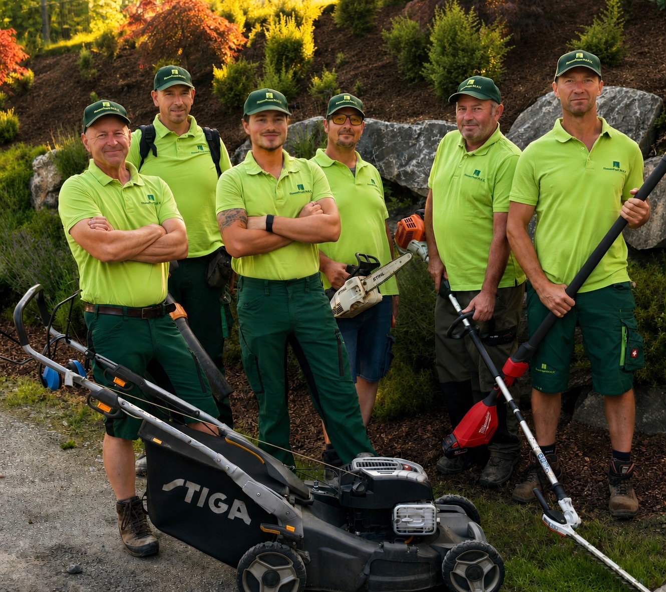 Das Team von DerPflanzenProfi mit Gerät vor einer alpinen Außenanlage im Pongau